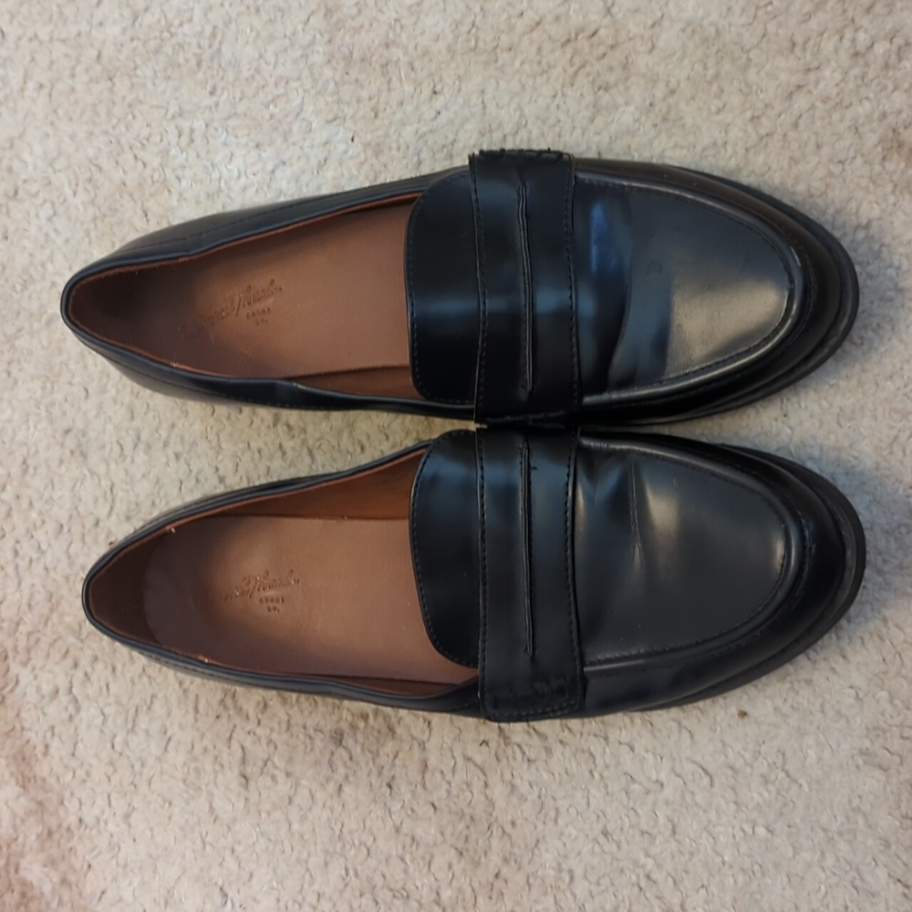 Universal Thread size 8 black loafers
